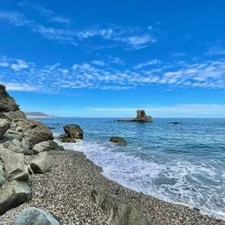 Plage rocheuse et eaux cristallines