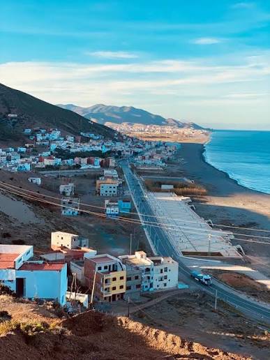Vue plongeante sur le village et la plage
