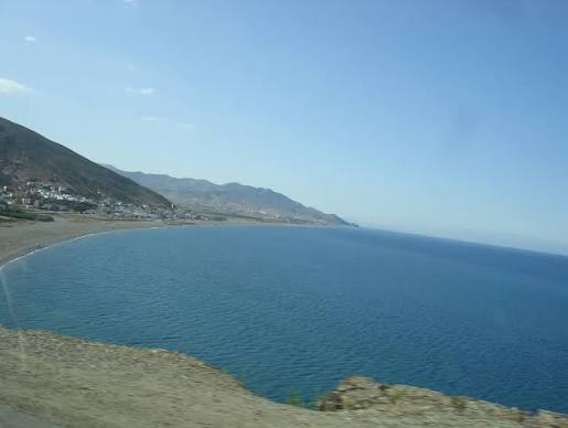 Grande baie méditerranéenne vue de la route