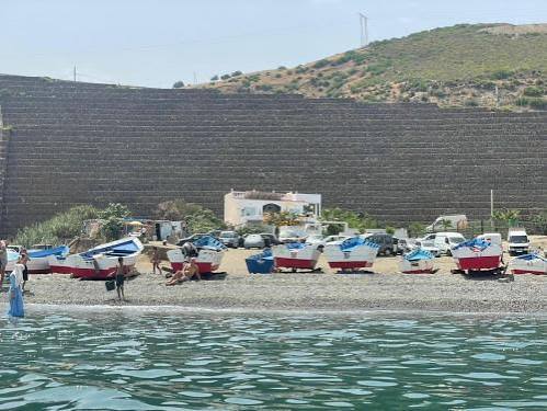 Barques colorées sur le rivage